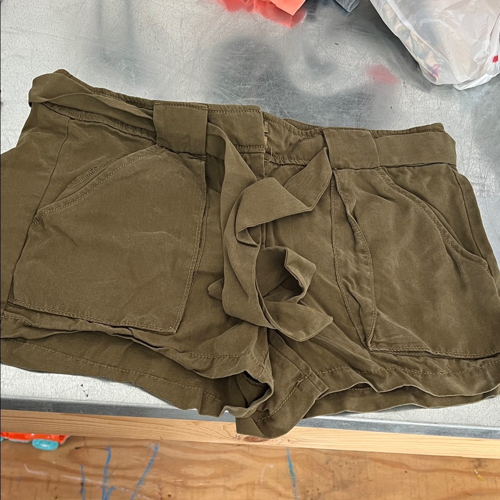 LOFT Women's Cargo Shorts in Olive